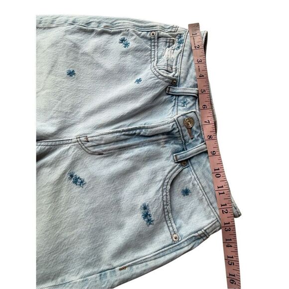 American Eagle Light Wash Floral Embroidered Highest Rise Mom Jeans Size 4 - Picture 10 of 10